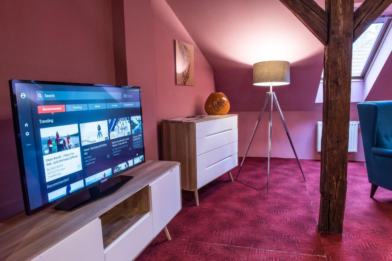 Spacious And Quiet Attic Flat In Centre Prága Kültér fotó