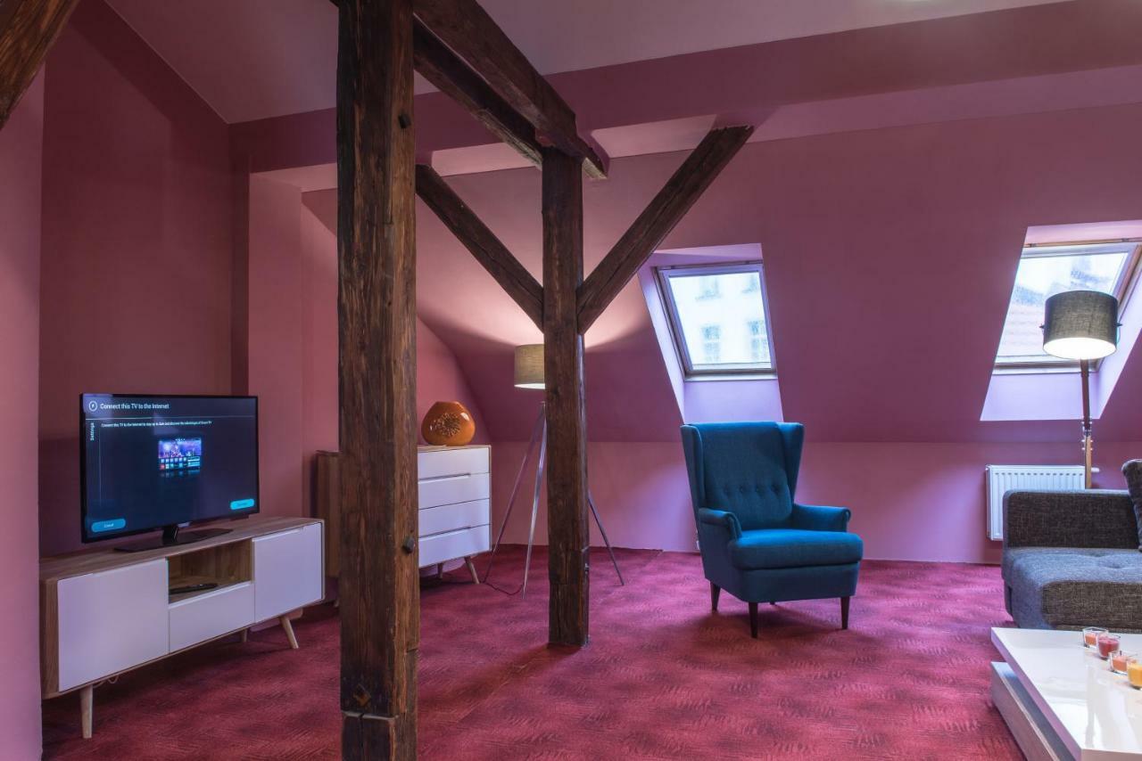 Spacious And Quiet Attic Flat In Centre Prága Kültér fotó