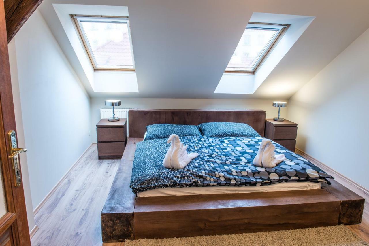 Spacious And Quiet Attic Flat In Centre Prága Kültér fotó