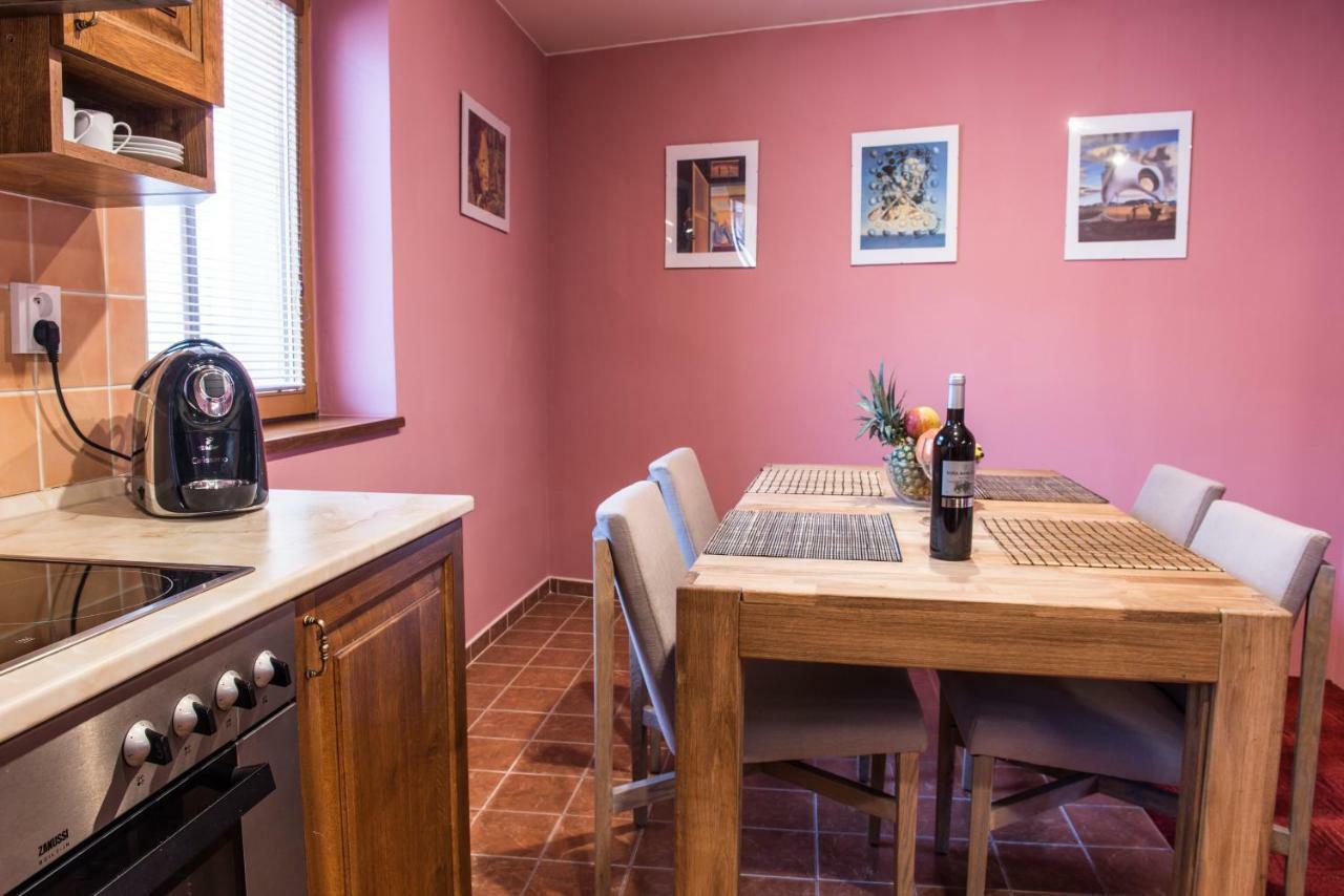 Spacious And Quiet Attic Flat In Centre Prága Kültér fotó