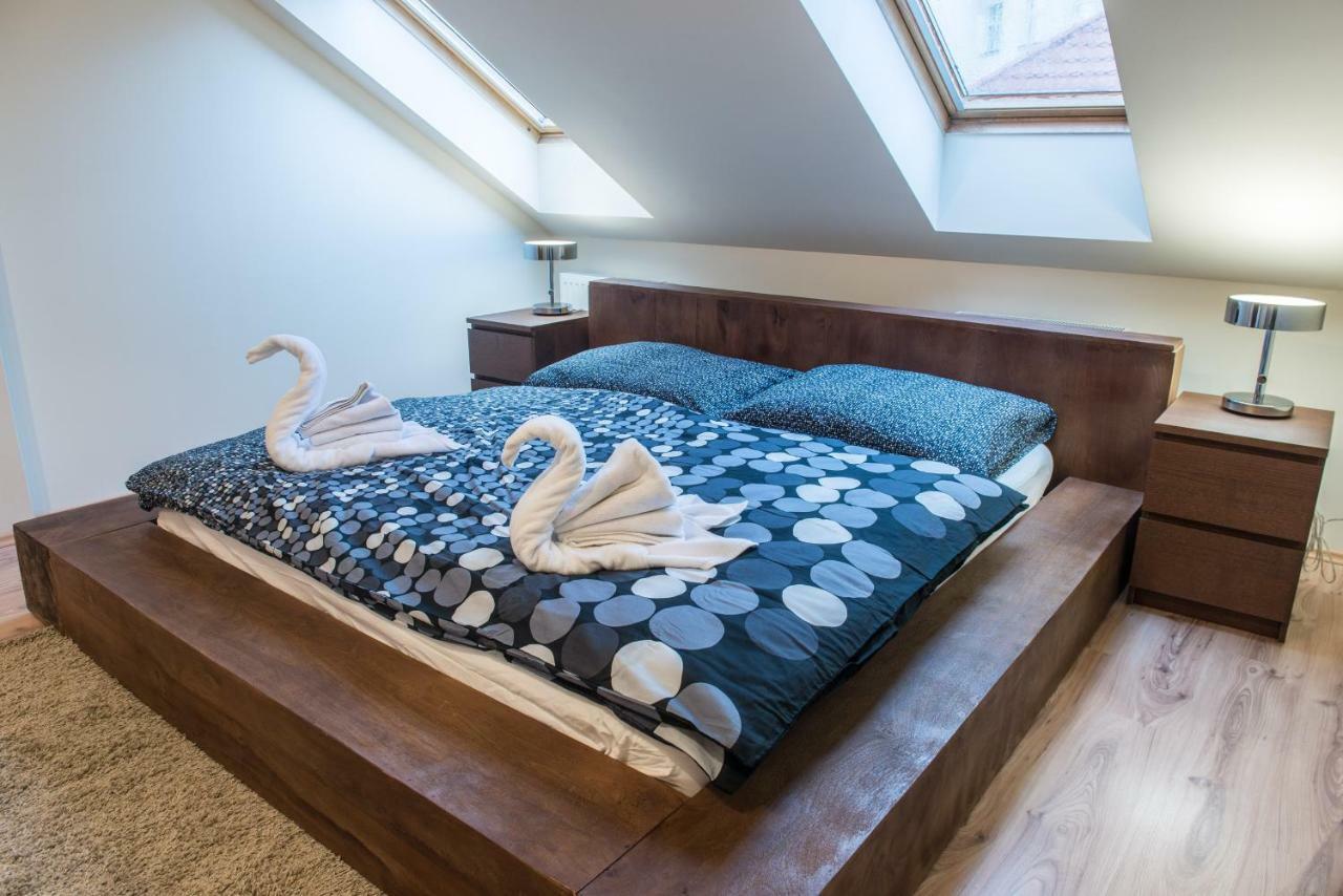 Spacious And Quiet Attic Flat In Centre Prága Kültér fotó