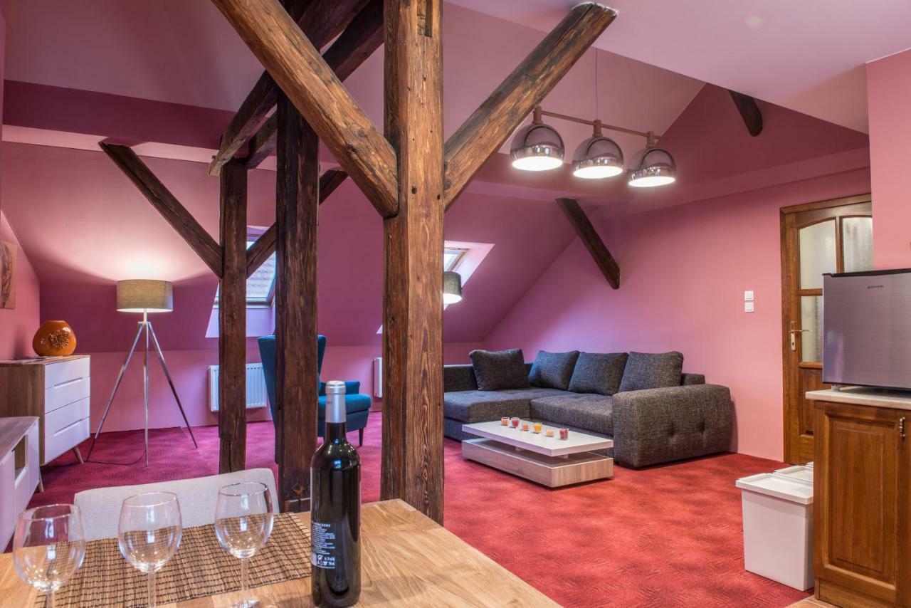 Spacious And Quiet Attic Flat In Centre Prága Kültér fotó